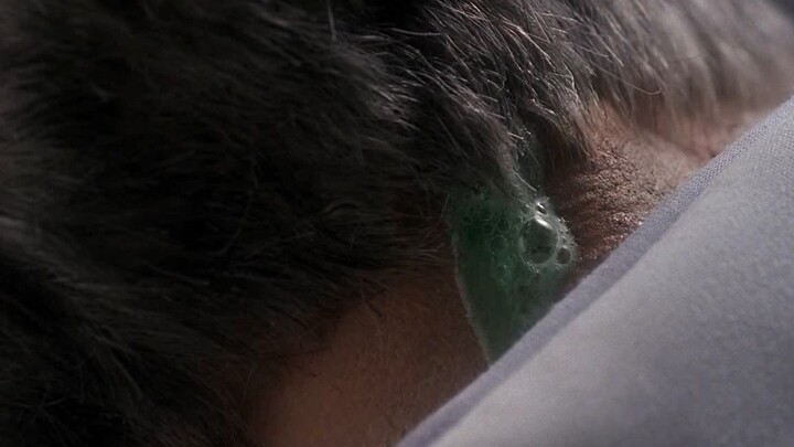 Darah hijau mengalir dari luka pria di "X-Files" setelah kematiannya, dan bahkan tubuhnya berubah me