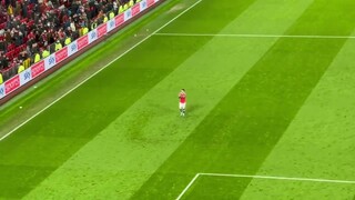 Sancho waited to be the last one to walk around and clap every fan after the full time whistle.