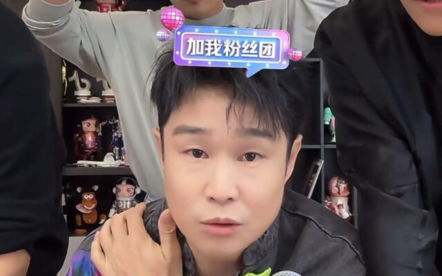 Xiao Shenyang drops by Xiao Yangge’s livestream and belts out “The Laughing Martial Arts World”—it’s