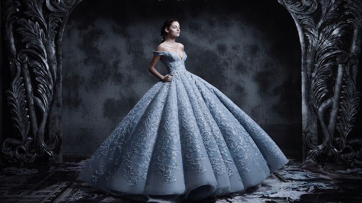 Fashion show gaun putri bangsawan karya Michael Cinco