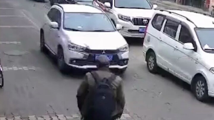 监拍一老人用拐杖碰瓷：动作干脆利落，背包里还装有“减震装备”