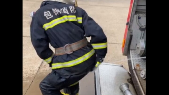 A Reward for Confusing Human Behavior