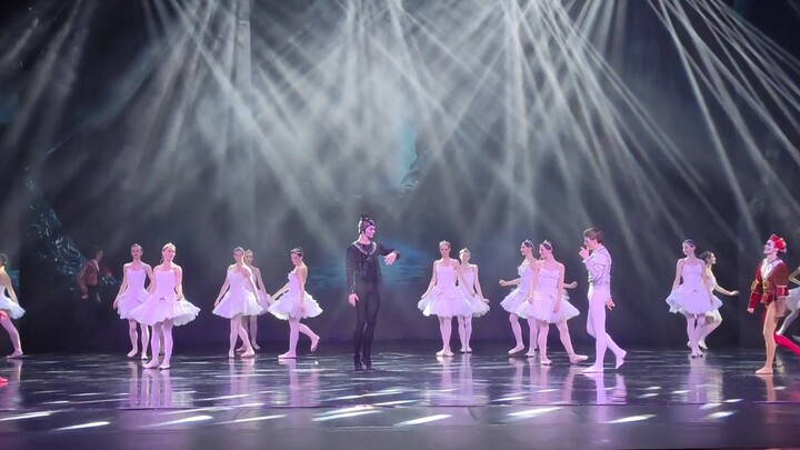 تحية الختام من فرقة موسكو الملكية للباليه لـ "بحيرة البجع" — ولكن المادة الثالثة