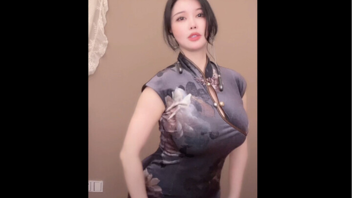 When the cheongsam meets the slow-shaking pearls, it is round, jade-like, plump and not greasy
