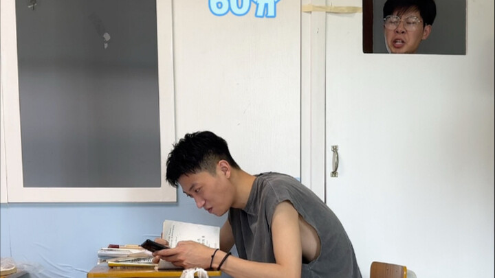 นักเรียนที่มีผลการเรียนต่างกันถูกครูจับได้ว่าเล่นโทรศัพท์มือถือ