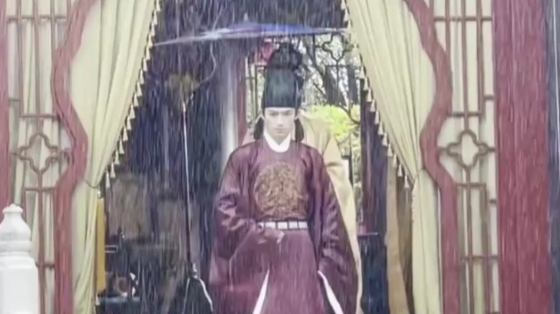 Di balik layar "Peace is Like a Dream", Wang Xing semakin sering hujan selama pembuatan film, dan se