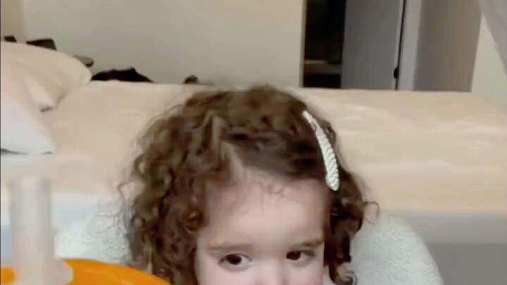 Mom tests her baby's love for pearl milk tea