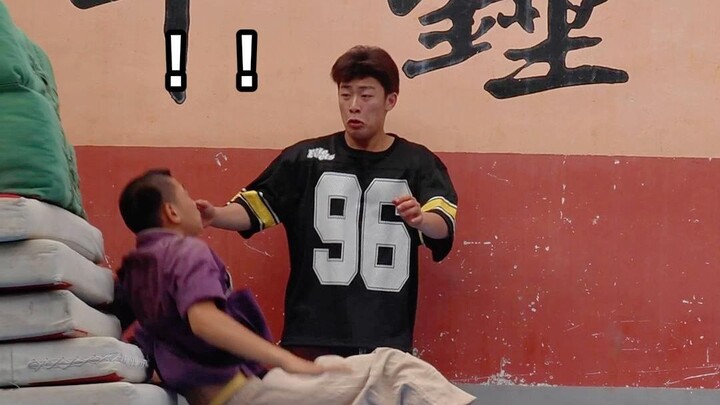 Huấn luyện viên: Anh làm tôi hơi đỏ mặt đấy!