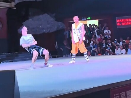 سجلت الزوجة أداء زوجها على المسرح، ظنت في البداية أنه جاء ليُضحك الجمهور، لكنها لم تتوقع أن لديه مها