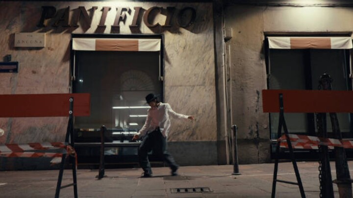 【Su Xinhao】Dancing the “Kuang Kuang” dance in Milan too 🎩 The title is written in Italian: Milano hi