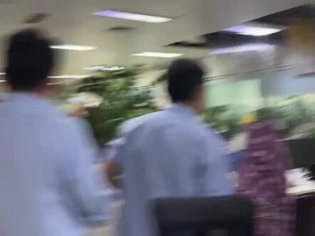 Đây là cảnh do một cư dân mạng ở Quảng Đông quay lại: Công ty của họ bị trận mưa lớn dữ dội tấn công