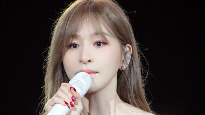 With a single gesture, Cyndi Wang silences the whole world—her stage presence is just insane!