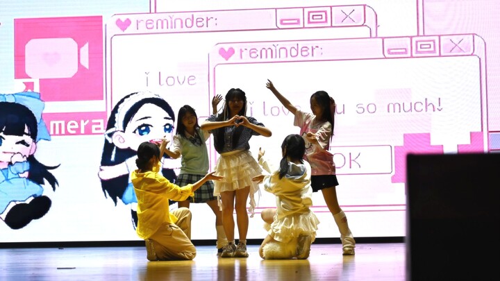 Festival tari sekolah: para siswa SMA menampilkan koreografi ulang lagu IYKYK dari I’LLIT!!