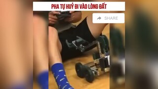 Pha tự huỷ đi vào lòng đất😂