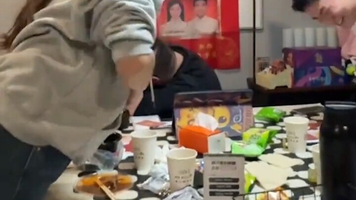Ternyata di mata orang asing, semua pelajar Tiongkok adalah anak baik yang suka makan hotpot dan men