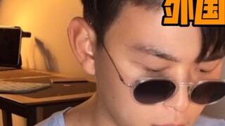 Cô gái nước ngoài đang ăn