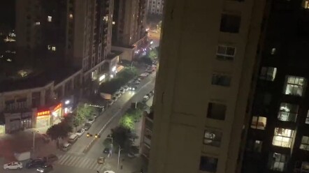 Tôi thực sự phát ngán. Ai lại hát ở đây giữa đêm thế này? Thật khó chịu!