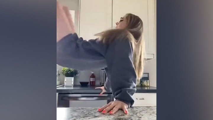 الإنسان على الأقل... لا ينبغي أن يكون... بهذه الدرجة من سوء الحظ، أليس كذلك؟