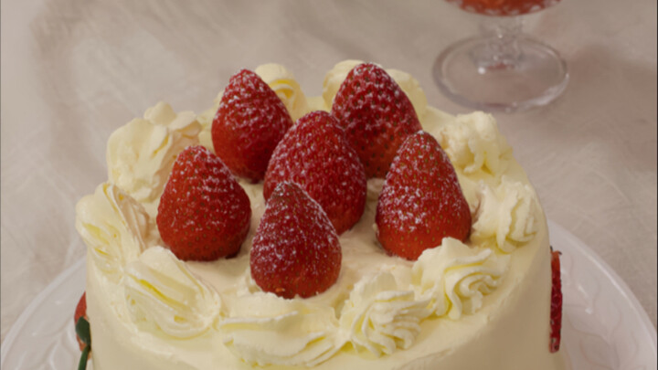 Strawberry Cream Cake | Heed the Advice Series: Knights, where are you? Gather 'round! Your Cake Kin