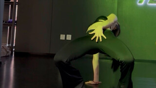 لا تنظر إليّ، انظر إلى الظل خلفي