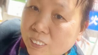 Siapa bilang orang yang pemalu tidak suka berkeliling pasar sayur? Para tante juga sama sepertiku, p