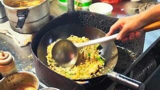 Đừng bao giờ nghi ngờ sức mạnh của người bán hàng rong ở chợ đêm. Cơm chiên trứng hay cơm chiên trứn