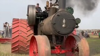 Bạn đã bao giờ nhìn thấy một chiếc máy kéo hơi nước có thể kéo 44 chiếc máy cày cùng một lúc chưa? Đ