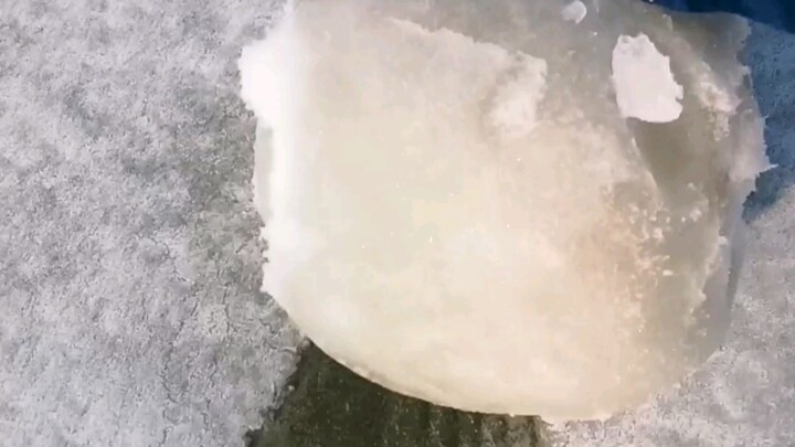 كم سيكبر حجم ندفة ثلج واحدة إذا طافت حول الملعب دورة كاملة؟