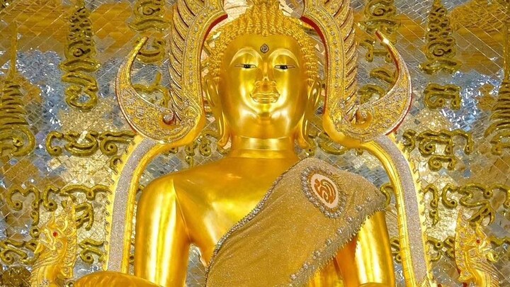 เราเดินขึ้นสะพานไปกราบองค์ท้าวเวสสุวรรณที่อยู่หน้าวิหารแก้วบูชาด้วยพวงมาลัยสีแดงและผูกผ้าแดงที่กระบอ