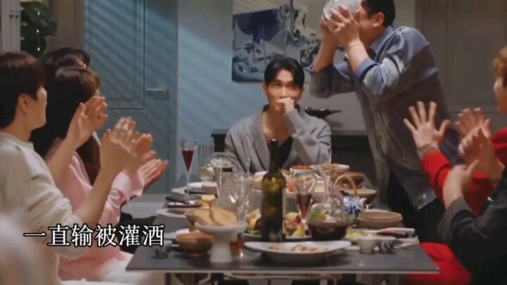 The crime boss takes in the homeless female lead, who becomes a tutor for his gang! Du Wei completel