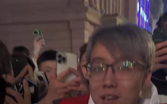 Run into big star Chen Ze and give him a head pat!