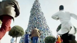 一群人发疯般的冲向广场，只为拯救自家的国旗