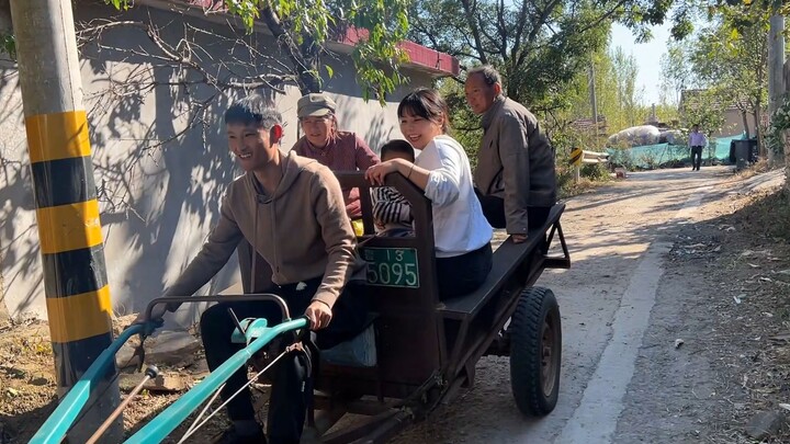 Mengendarai traktor tangan sambil mengajak istri Jepang pergi ke ladang untuk memetik jagung, dia bi