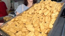 Blusukan dalam gang demi tahu , katanya enak dan dibuat fresh langsung …. Memang enak sih , lembut