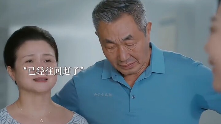 Bố mẹ lén hò hẹn bị con gái bắt gặp, hãy chuẩn bị đón bão đi nào, vì con gái thì rất hay để bụng đấy