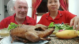 เป็ดอบเป็นตัวกับน้ำจิ้มอร่อยๆ Whole Yummy Roast Duck