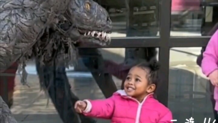 هرّب الوحش المارّة في الشارع لكنه فاجأ الجميع باكتساب إعجاب طفلة صغيرة.