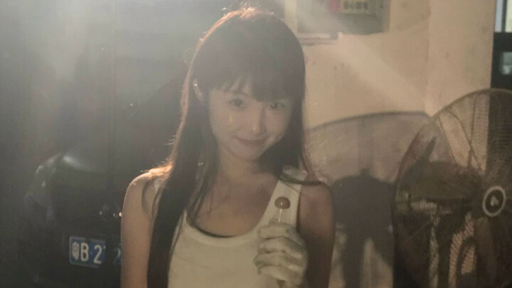 Berpura-pura tidak melihat, sekilas berkali-kali