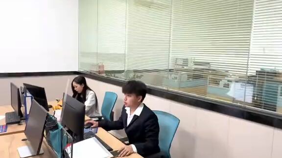 从办公室到户外！下一秒发生的事情太有趣了 😂🔥