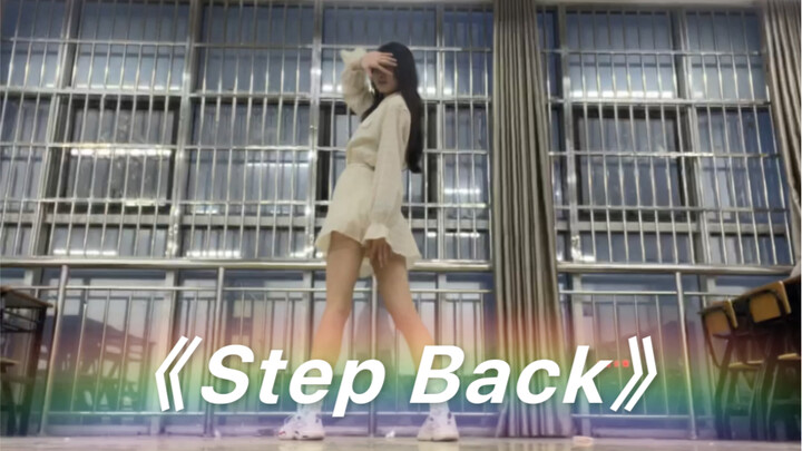 Apakah masih ada yang menonton cover "Step Back" sekarang... seorang gadis junior dari Universitas A