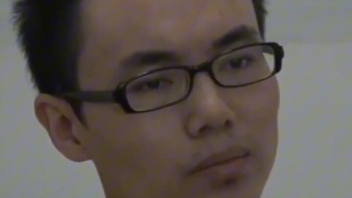 Tin vui: Anh ấy vào trong rồi! Tin buồn: Anh ấy lại bắt đầu học bài nữa!