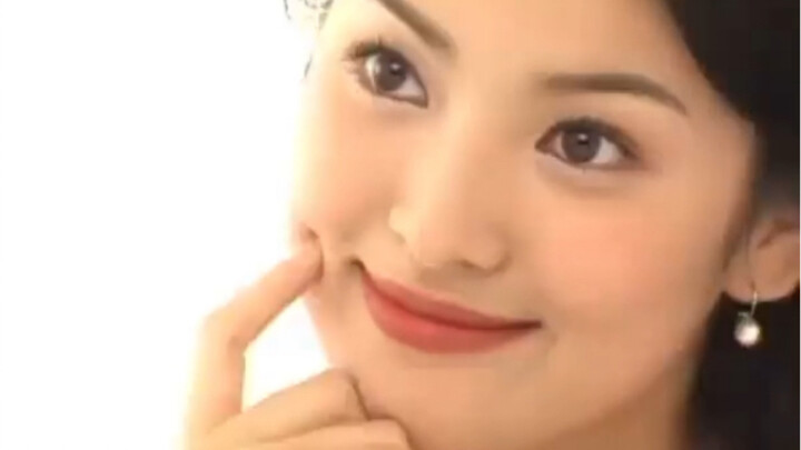 So sweet and full of life!! The staff member next to her had a little smile on their lips—just like 