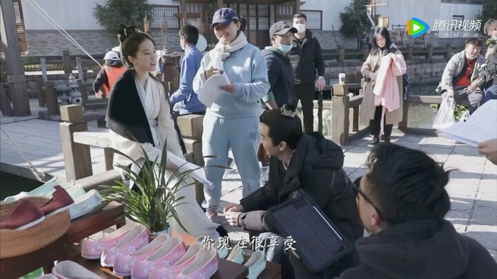 The behind-the-scenes footage of putting on shoes is so cute! Hehe!