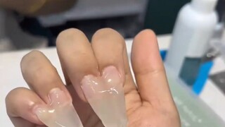 “解决了人类无法张猪蹄的问题”女生分享自己新做的美甲，把两个手指都粘上了！！