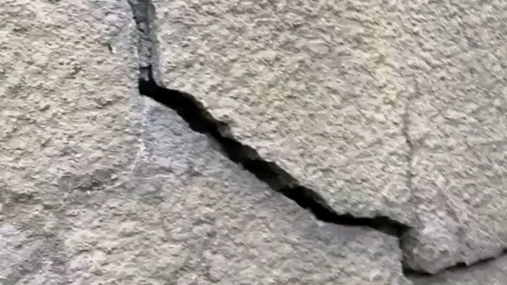 อะไรอยู่ใต้รอยแตกนั่น!