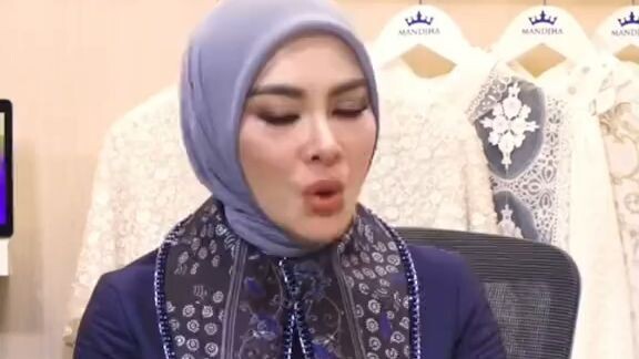 Syahrini bacakan doa sapu jagat yang selalu dipanjatkan usai melaksanakan solat