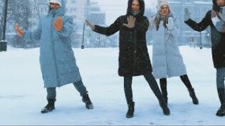 f(x)-Hot Summer Russian girl dances in the snow and ice dance cover function dance road show kpop in