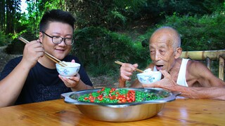 Boiled Crucian Carp with Chinese Fragrant-flowered Garlic