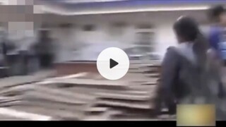 أكثر من 30 حارسًا أمنيًا ضربوا فتىً يبلغ من العمر 17 عامًا بعصيّ "لونغيا" فأصابوه بإصابات خطيرة. وبع