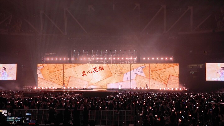 【เฉินหลง】คอนเสิร์ตเซเว่นทีน ณ ฮ่องกง ฉบับเต็มของเพลง “จินซินหยิงเซิ่ง” ร้องร่วมกัน
